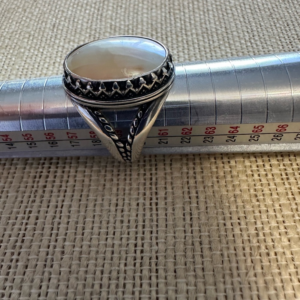 Elegant Sterling 925 Silver and Mother of Pearl Ring Size 9 - Picture 5 of 8